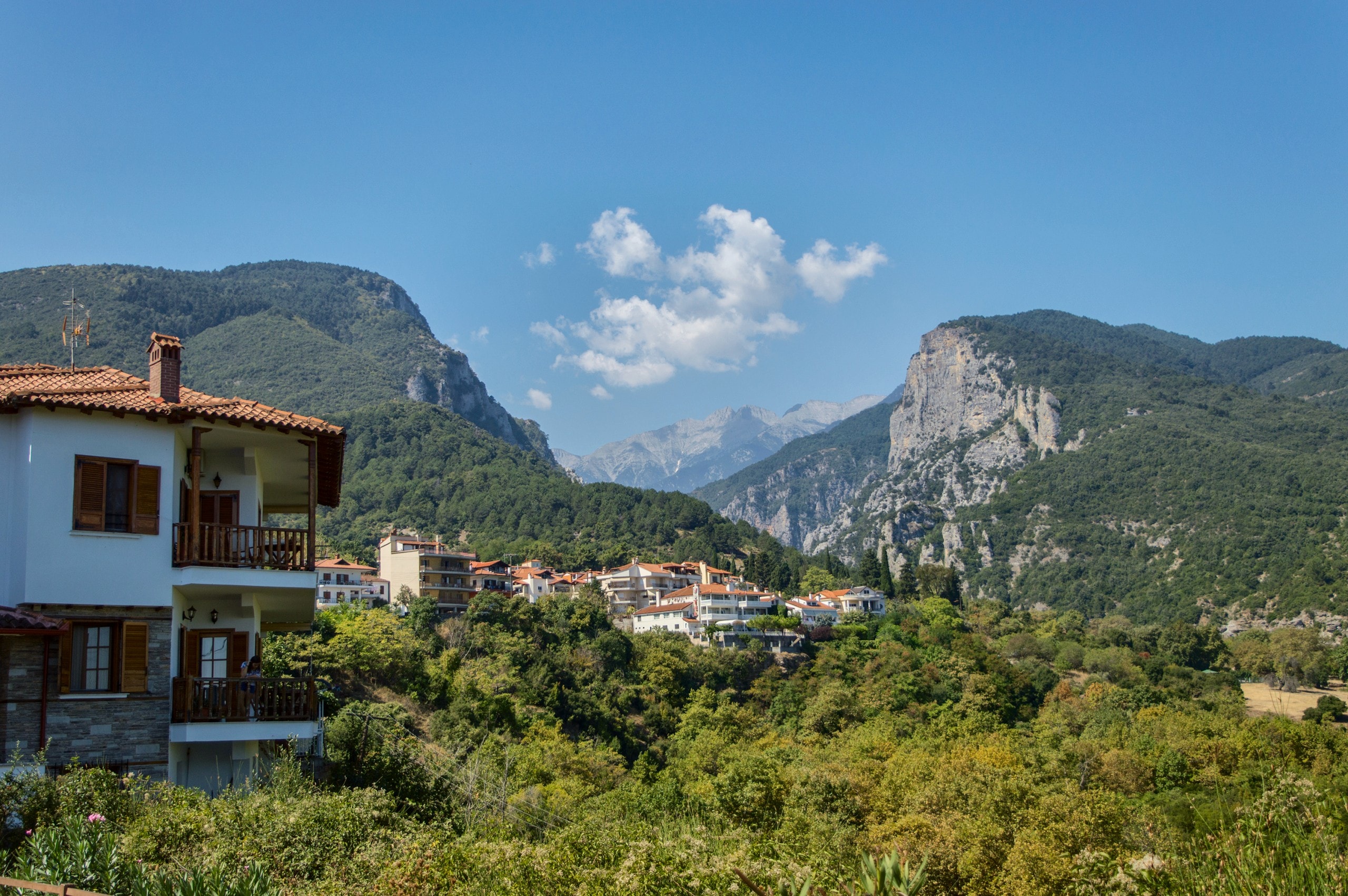 Litochoro am Eingang der Enipeas-Schlucht, dahinter die Gipfel des Olymp